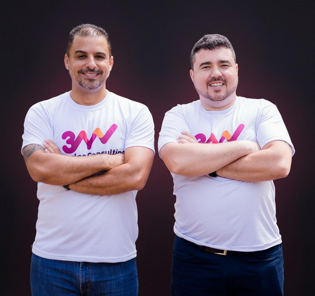 Os fundadores da 3M Consultoria, de braços cruzados, com a camiseta da 3M