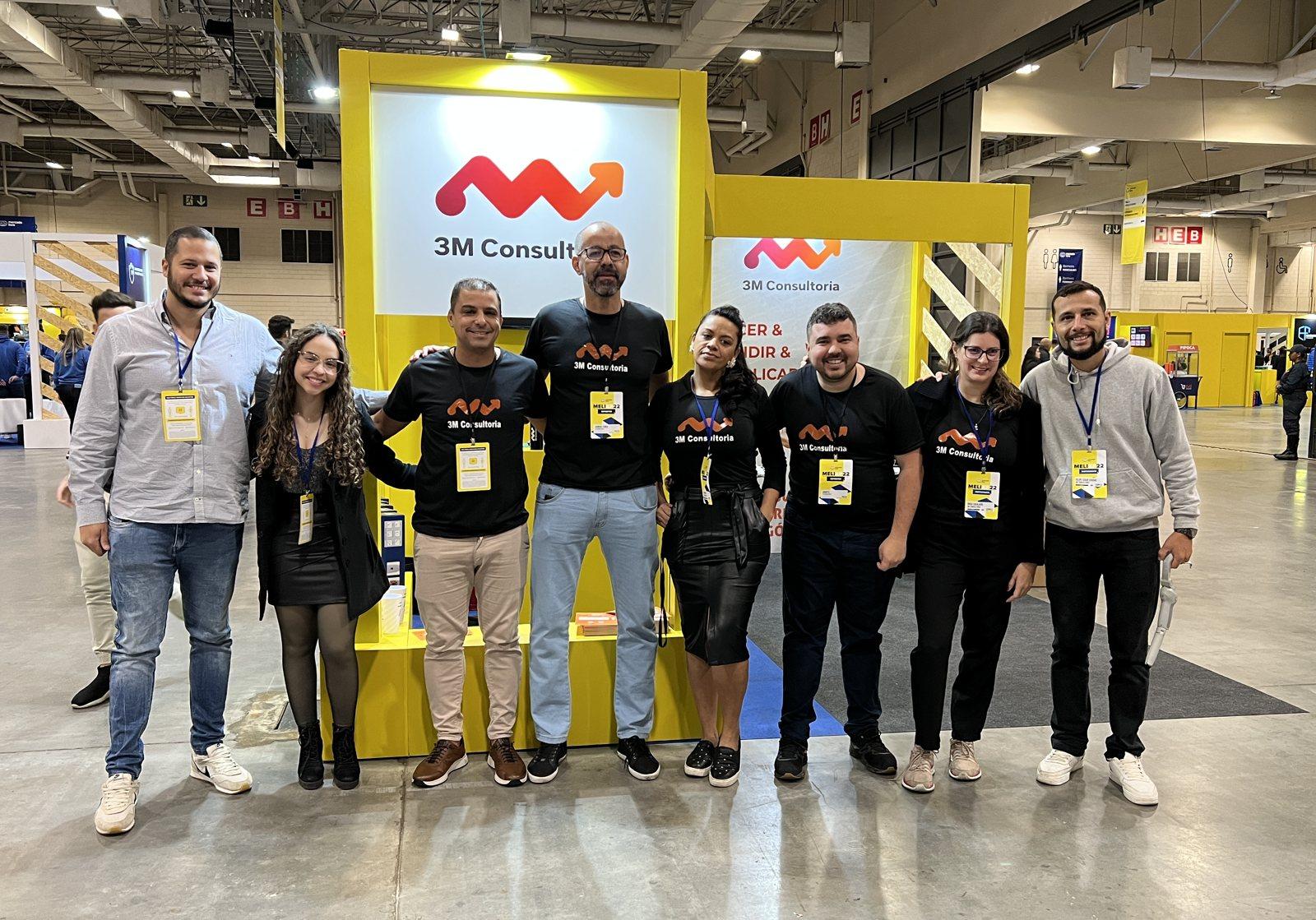 Time da 3M Consultoria em frente ao estande da 3M no Mercado Livre Experience